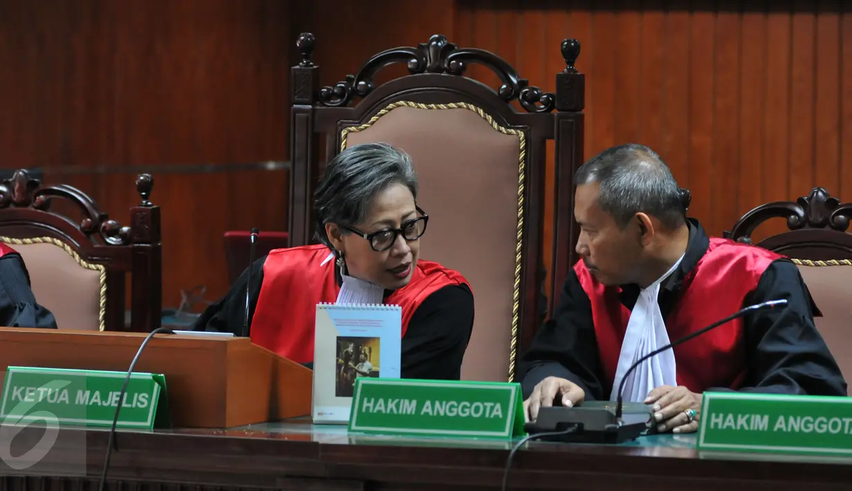 Hakim Artha Theresia berdiskusi mengenai penundaan pembacaan putusan terdakwa korupsi Udar Pristono di Pengadilan Tipikor, Jakarta, Senin (21/9/2015). Penundaan pembacaan putusan dilakukan lantaran Udar menjalani operasi. (Liputan6.com/Andrian M Tunay)