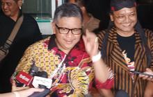Gibran Bagi Buku Bersampul Foto Jan Ethes, Hasto PDIP: Waktu Saya Kecil Gambar Pahlawan Nasional