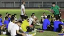 Pelatih Timnas Indonesia, Shin Tae-yong, memberikan arahan kepada anak asunya saat latihan di Stadion Madya, Jakarta, Selasa (11/5/2021). Latihan tersebut untuk persiapan jelang Kualifikasi Piala Dunia 2022 Zona Asia. (Foto: Bola.com/M Iqbal Ichsan)