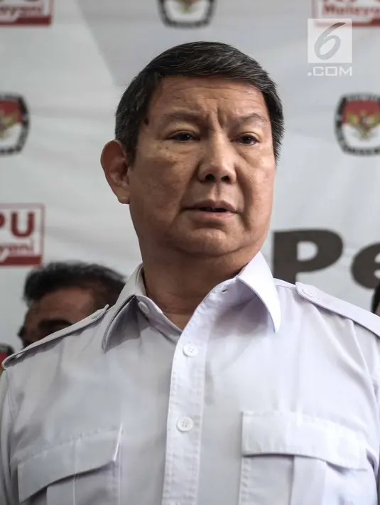 Wakil Ketua Dewan Pembina Gerindra Hashim Djojohadikusumo melapor ke KPU RI di Jalan Imam Bonjol, Menteng, Jakarta, Senin (11/3). Koalisi Adil Makmur melaporkan soal penemuan DPT (daftar pemilih tetap) ganda ke KPU RI. (Liputan6.com/Faizal Fanani)