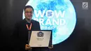 Vice President Marketing KLY Edwin Kartawinata foto dengan membawa penghargaan untuk Liputan6.com title silver kategori News Website pada acara The Fourth WOW Brands Festive Days 2019 di Jakarta, Kamis (14/9). (Liputan6.com/Herman Zakharia)