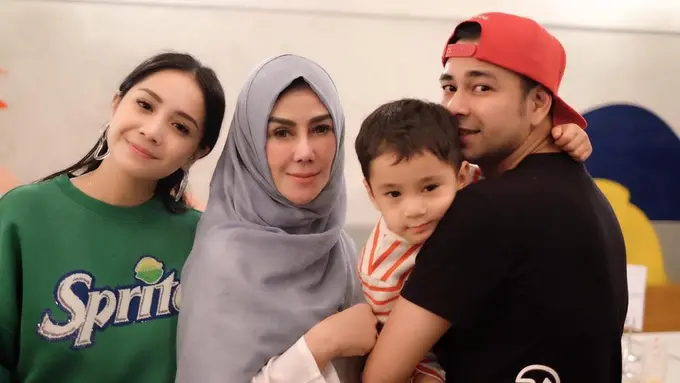 Dekat dengan Cucu, Ini 6 Momen Kebersamaan Mama Amy dengan Rafathar