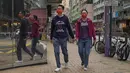 Orang-orang yang mengenakan masker berjalan melewati jalan di Hong Kong, Minggu (13/3/2022). Pemimpin Hong Kong Carrie Lam mengatakan infeksi Covid-19 di kota itu belum melewati puncaknya meskipun jumlah kasus harian baru-baru ini sedikit menurun. (AP Photo/Kin Cheung)