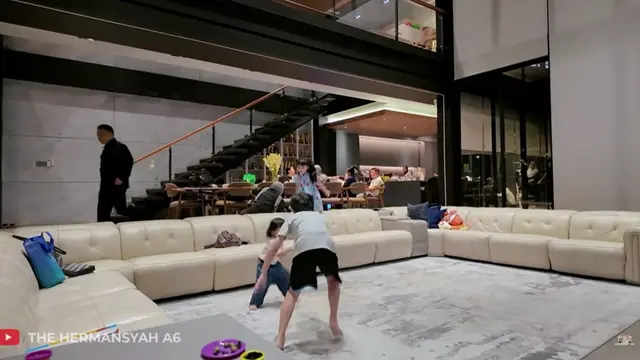 Potret Ruang Keluarga Rumah Aurel Hermansyah (Foto: YouTube The Hermansyah A6)