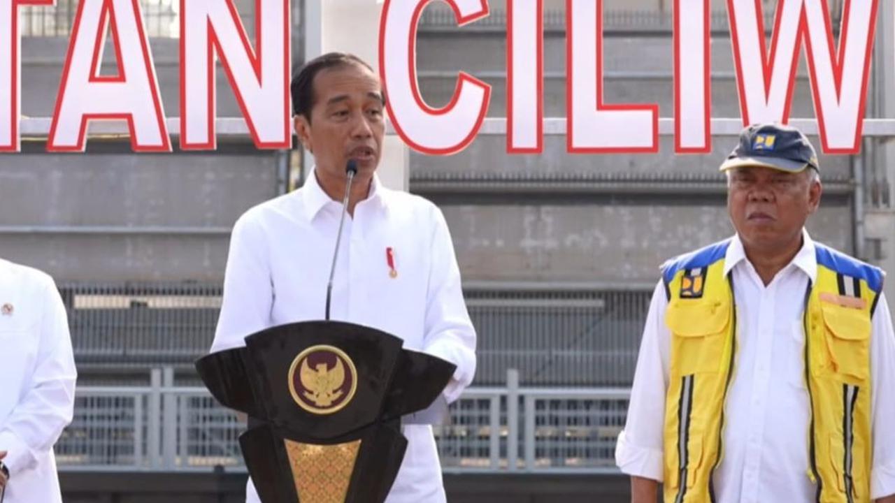 Lulus dari SMP, Basuki melanjutkan pendidikan ke Sekolah Menengah Atas (SMA). Namun, belum selesai Basuki lulus, dia kembali harus pindah sekolah ke Surabaya, Jawa Timur<br>