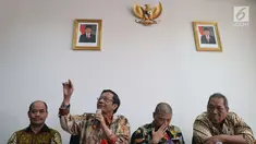 Anggota Dewan BPIP Mahfud MD (kedua kiri) memberikan keterangan kepada sejumlah media di Jakarta, Kamis (31/5). Dalam keterangannya Mahfud meluruskan soal hak keuangan yang tertuang dalam Perpres Nomor 42/2018. (Liputan6.com/Angga Yuniar)