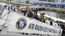Menteri Pertahanan Ryamizard Ryacudu saat tiba di KRI Raden Eddy Martadinata 331 di Kompleks Satuan I Koarmabar Pondok Dayung, Tanjung Priok, Jakarta, Jumat (7/4). (Liputan6.com)