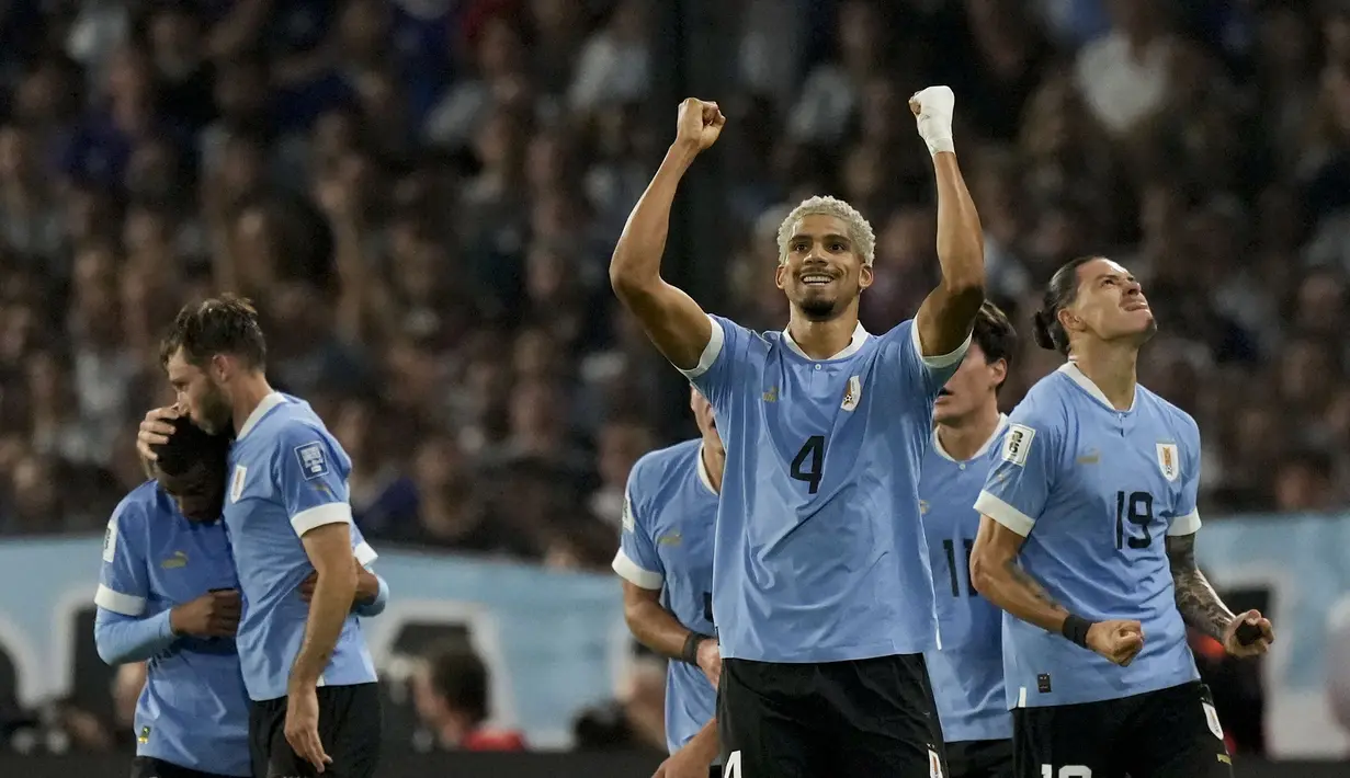Selebrasi bek Timnas Uruguay, Ronald Araujo setelah mencetak gol pertama ke gawang Timnas Argentina pada laga lanjutan Kualifikasi Piala Dunia 2026 Zona Conmebol di La Bombonera Stadium, Buenos Aires, Argentina, Jumat (17/11/2023) pagi WIB. (AP Photo/Gustavo Garello)
