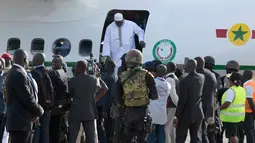 Presiden baru Gambia, Adama Barrow turun dari pesawat setibanya di bandara Banjul, Gambia, Kamis (26/1). Barrow akhirnya pulang ke negaranya untuk melanjutkan kekuasaan setelah pemimpin sebelumnya, Yahya Jammeh, pergi. (AP Photo/Jerome Delay)