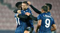 Pemain Atalanta merayakan gol yang dicetak Alejandro Gomez ke gawang Midtjylland pada laga Grup D Liga Champions 2020/2021 di MCH Arena, Kamis (22/10/2020) dini hari WIB. Atalanta menang telak 4-0 atas Midtjylland. (AFP/Henning Bagger/Ritzau Scanpix)