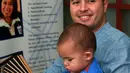 Rifat Sungkar, suami dari Sissy Priscillia terlihat menggendong anak pertama mereka,  El Mayka Rifat Sungkar yang masih berusia 1 tahun 7 bulan. (Deki Prayoga/Bintang.com)