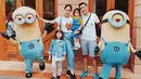 Fanny Fabriana & Zacky Badrudin juga selalu meluangkan waktu untuk berlibur bersama buah hati mereka. Salah satu ini seperti momen liburan di Universal Studio Singapore sebelum baby Dylan lahir. Kaiza lucu banget menahan nangis saat foto bareng Minions.(Liputan6.com/IG/fannyfabriana)