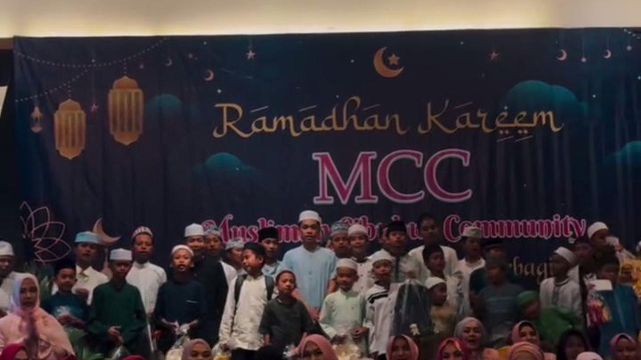 7 Potret Umi Pipik Hadir Acara Buka Puasa Bersama dengan Anak Yatim, Abidzar Al-Ghifari Hibur dengan Lagu
