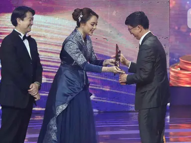 Direktur Utama Surya Citra Media (SCM), Sutanto Hartono (kiri) saat menerima trofi Broadcaster of The Year pada 29th Asian Television Awards di Studio 6 EMTEK CITY, Jakarta, Sabtu (30/11/2024). (Liputan6.com/Herman Zakharia)