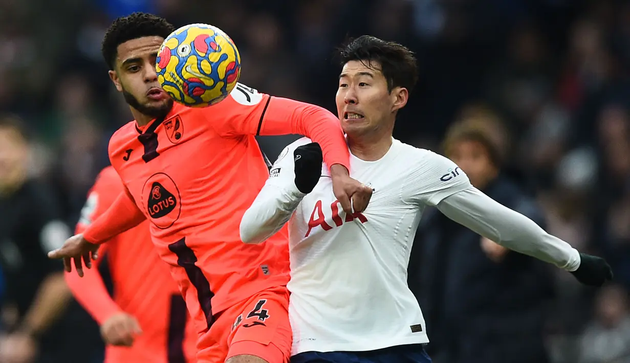 Bek muda Norwich City, Andrew Omobamidele (kiri) dipercaya tampil di Liga Inggris sebanyak 5 kali pada musim ini. Hebatnya, ia juga mampu mencetak gol di usianya yang baru menginjak 19 tahun, 4 bulan, 8 hari. (AFP/Daniel Leal)