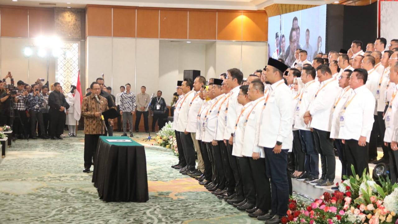 Mendagri Tito Kukuhkan Dewan Pengurus APKASI Masa Bakti 2025–2030