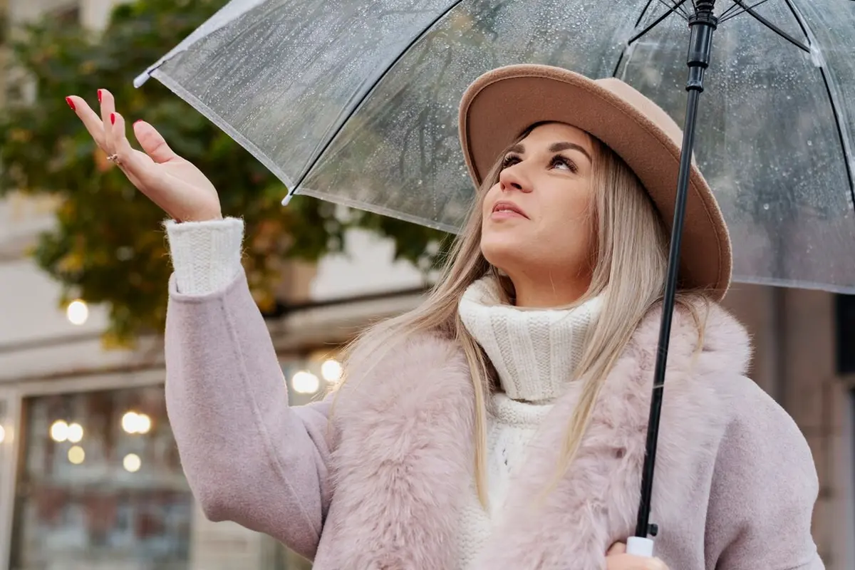Tampil Stylish di Musim Penghujan dengan 6 Item Fashion Ini - Cover