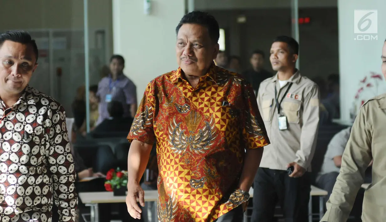 Gubernur Sulawesi Utara Olly Dondokambey (tengah) bersiap meninggalkan gedung KPK usai diperiksa, Jakarta, Selasa (9/1). Olly diperiksa sebagai saksi untuk tersangka Anang Sugiana terkait dugaan korupsi E-KTP. (Liputan6.com/Helmi Fithriansyah)