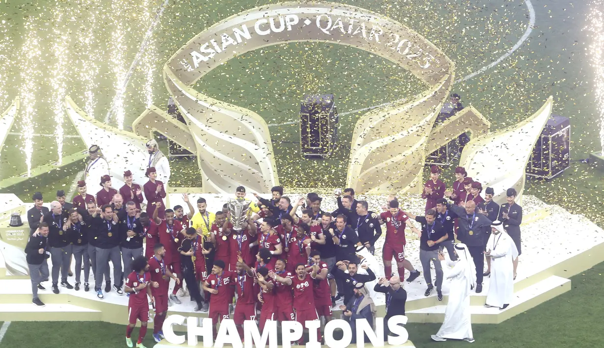Para pemain Qatar melakukan selebrasi juara Piala Asia 2023 setelah menaklukkan Yordania di Stadion Lusail, Sabtu (10/2/2024). Kemenngan ini membuat Qatar pun berhak mempertahankan gelar juara mereka usai sebelumnya berjaya di edisi 2019 yang digelar di Uni Emirat Arab.  (AP Photo/Hussein Sayed)