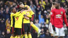 Para pemain Watford merayakan gol yang dicetak oleh Ismaila Sarr ke gawang Manchester United pada laga Premier League 2019 di Stadion Vicarage Road, Minggu (22/12). Watford menang 2-0 atas Manchester United. (AP/Petros Karadjias)