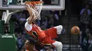 Aksi pemain New Orleans Pelicans, Anthony Davis melakukan slam dunk saat melawan Boston Celtics pada laga NBA basketball game di TD Garden, Boston, (16/1/2018). Celtics kalah 113-116. (AP/Charles Krupa)
