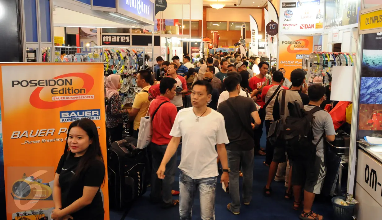 Ratusan pengunjung memadati ruas jalan pada pameran Deep & Extreme Indonesia 2016 di JCC, Jakarta, Sabtu (2/4/2016). Pameran ini juga memasarkan kelengkapan olahraga ekstrim. (Liputan6.com/Helmi Fithriansyah)