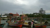 Cuaca buruk dan tidak bisa diprediksi membuat sebagian besar nelayan Cirebon enggan melaut. Foto (Liputan6.com / Panji Prayitno)