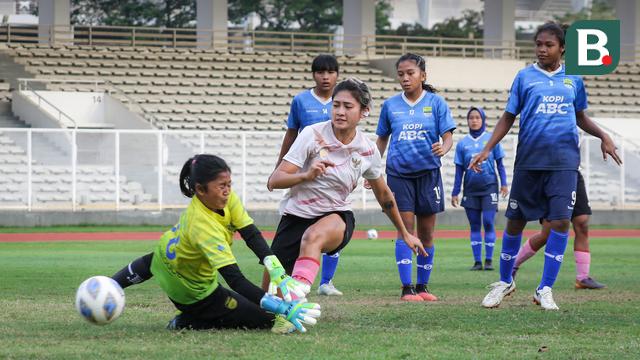 Foto: Disaksikan Langsung Ketua Umum PSSI, Timnas Wanita Indonesia Gelar Pertandingan Uji Coba Melawan Tim Putri Persib Bandung