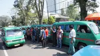 Demo angkot di Bandung digelar di depan Gedung Sate, Selasa (8/5/2018)