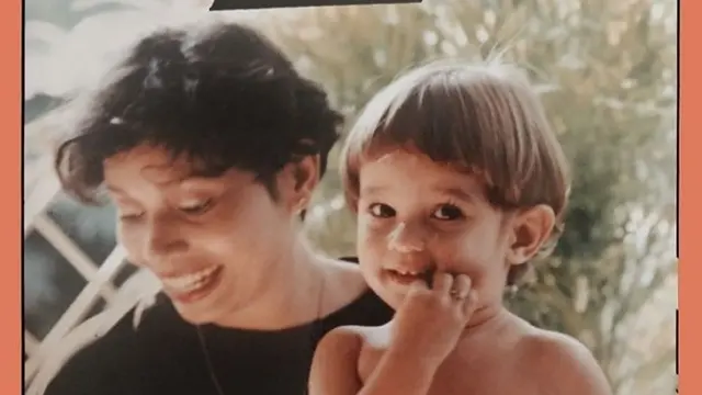 6 Potret Kedekatan Enzy Storia dan Sang Ibu, Selalu Kompak