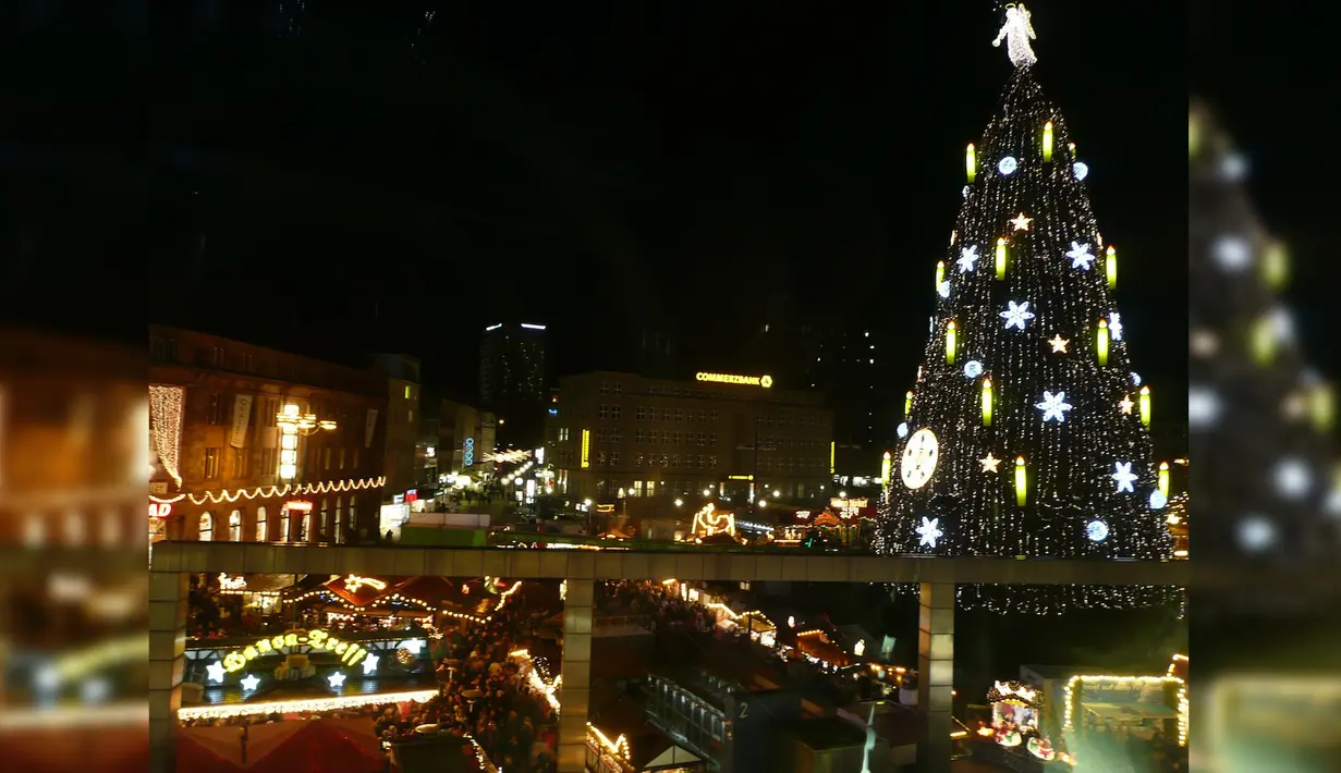 Jerman, tepatnya di Dortmund ada pohon natal unik yang dibangun dari tumpukan 1.700 pohon kecil setinggi 44, 2 meter. Dihiasi dengan lilin dan lampu, pohon ini indah terlihat saat malam hari.(Dessylovetravelling)