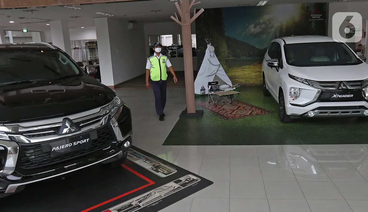 Sejumlah unit mobil baru berada di salah satu showroom penjualan Mitsubishi kawasan Mampang, Jakarta, Senin (19/10/2020). Menkeu, Sri Mulyani, telah menegaskan menolak usulan yang dilayangkan Kementerian Perindustrian terkait pajak 0 persen untuk pembelian mobil baru. (Liputan6.com/Herman Zakharia)