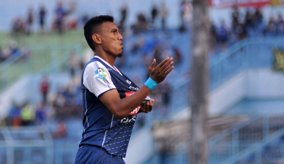 Rivaldi Bawuo menyumbangkan gol saat Arema menang telak melawan Bhayangkara FC di Stadion Kanjuruhan, Malang, Selasa (22/5/2018). (Bola.com/Iwan Setiawan)