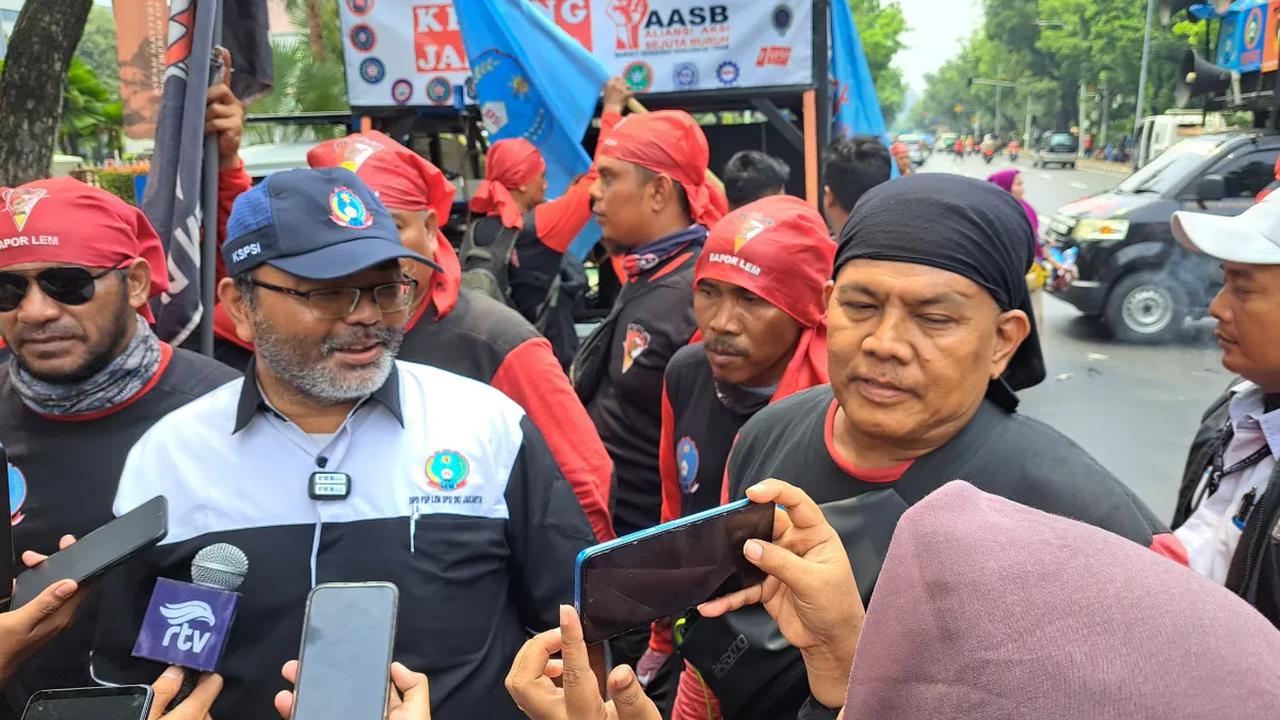 Mereka membawa atribut dan mengibarkan bendera kelompoknya masing-masing.&nbsp;