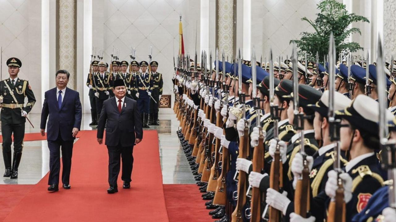 VIDEO: Prabowo 'Dikawal' Profesor Stella, Gagah Hormati Tentara China Spesial Temui Xi Jinping