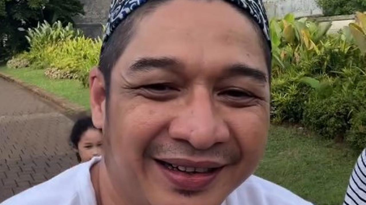 Penampilan Pasha Ungu Temani Anak Bersepeda, Kenakan Kaos Oblong dan Peci - Gaya Khas Bapak-Bapak