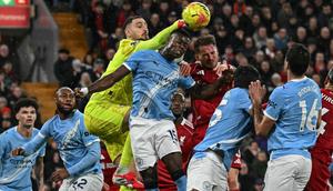 Kiper Manchester City asal Italia bernomor punggung 25, Gianluigi Donnarumma (ke-3 dari kiri), menghalau bola selama pertandingan Liga Inggris antara Liverpool dan Manchester City di Anfield, Liverpool, barat laut Inggris pada 8 Februari 2026. (Paul ELLIS/AFP)