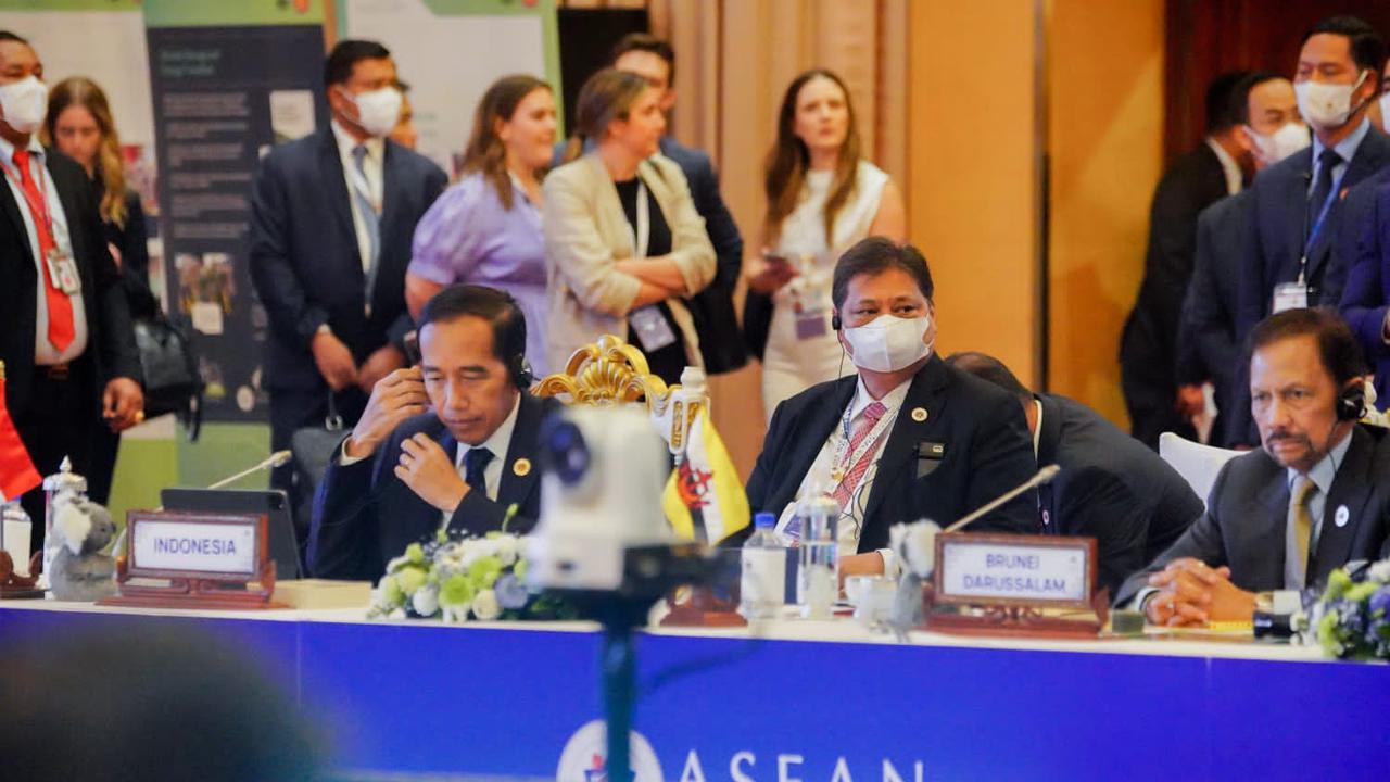 Menteri Koordinator Bidang Perekonomian Airlangga Hartarto mendampingi Presiden Joko Widodo menghadiri Konferensi Tingkat Tinggi (KTT) ASEAN-Australia ke-2 yang digelar di Shoka Hotel, Phnom Penh, Sabtu (12/11/2022). (Dok ekon.go.id)