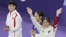 Pebulu tangkis Indonesia, Gregoria Mariska Tunjung menaiki podium juara untuk menerima pengalungan medali perunggu nomor tunggal putri cabor bulu tangkis Olimpiade Paris 2024 saat upacara penyerahan medali di Porte de La Chapelle Arena, Paris, Senin (5/8/2024). (AP Photo/Dita Alangkara)