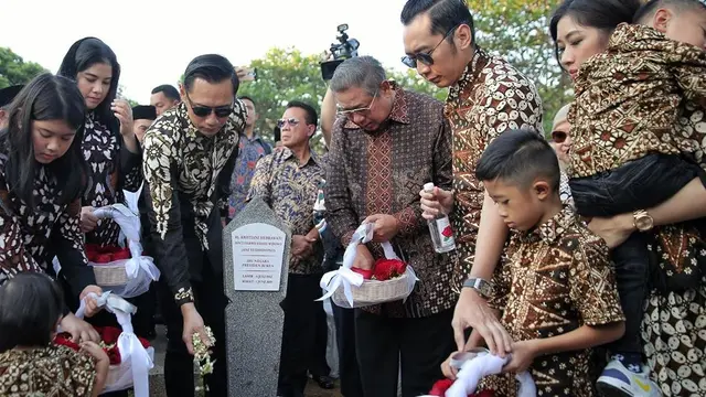 Momen SBY dan Keluarga Ziarah Makam Di Hari Ulang Tahun Ani Yudhoyono