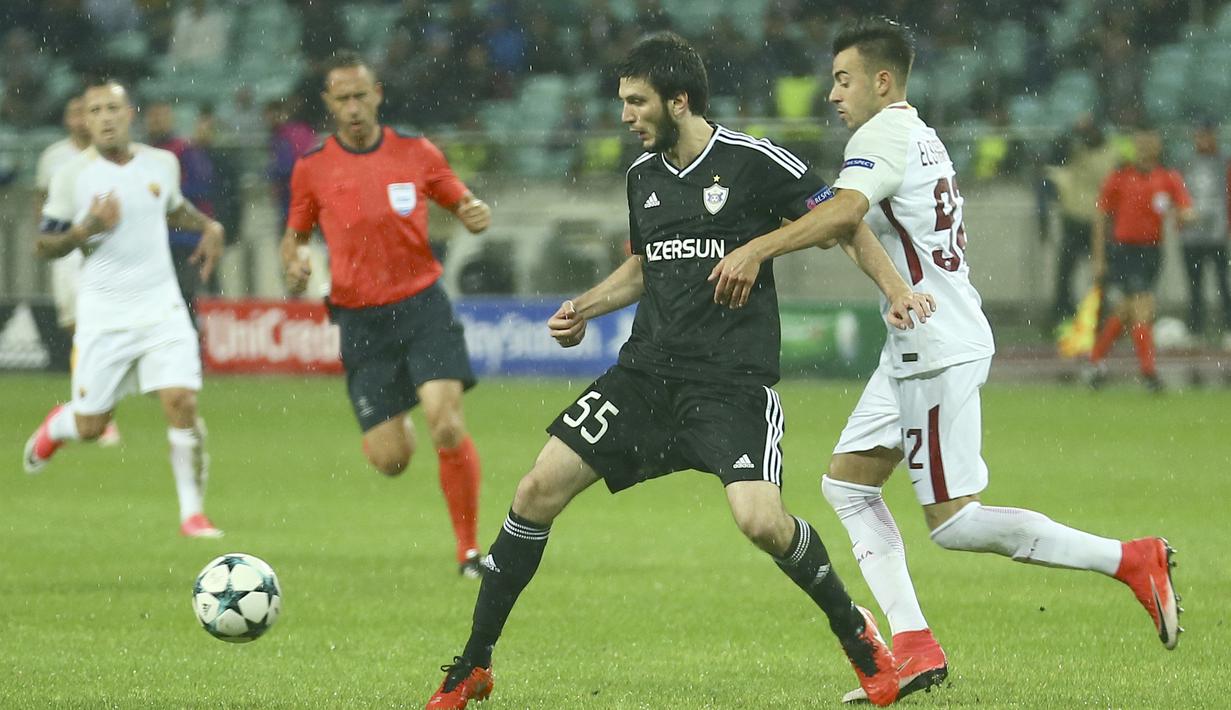 Pemain Qarabag FK, Badavi Huseynov (kiri) meadang laju pemain AS Roma, Stephan El Shaarawy (kanan) pada laga grup C Liga Champions di Baki Olimpiya Stadionu, Baku, (27/9/2017). AS Roma menang 2-1. (AP/Aziz Karimov)