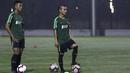 Pemain Timnas Indonesia, Riko Simanjuntak, mendengarkan arahan saat latihan di Lapangan ABC Senayan, Jakarta, Jumat (7/6). Latihan ini persiapan jelang laga persahabatan melawan Yordania. (Bola.com/Yoppy Renato)