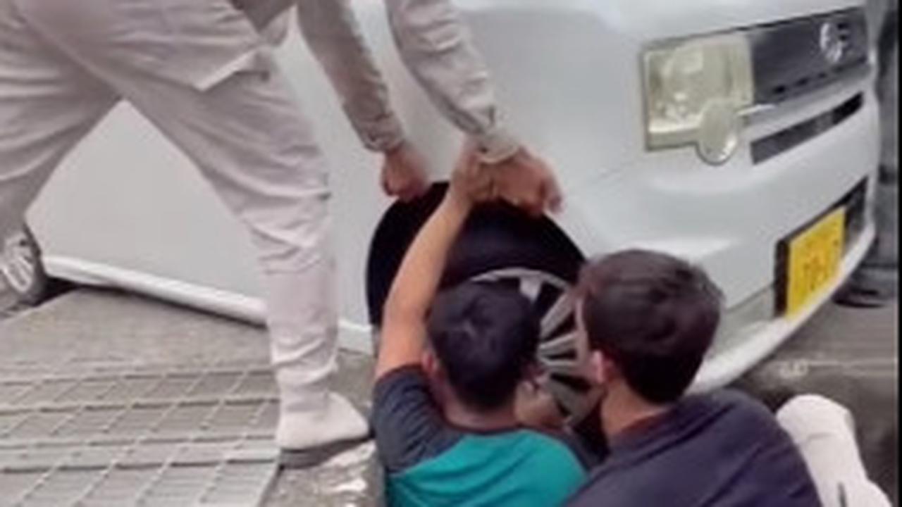 Gerombolan Pria WNI Bantu Angkat Mobil hingga Turun Langsung ke Selokan di Jepang