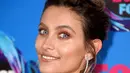 Putri Michael Jackson, Paris Jackson berpose untuk fotografer saat menghadiri Teen Choice Awards 2017 di Los Angeles, Minggu (13/8). Sentuhan nudie brown pada lipstik semakin melengkapi wajah cantik gadis 19 tahun itu. (Jordan Strauss/Invision/AP)