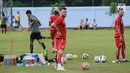 Pemain asing Persija asal Kroasia, Marko Simic (tengah) jelang latihan di Lapangan Sutasoma, Halim Perdanakusuma, Jakarta, Jumat (29/12). Musim lalu, Simic mengoleksi sembilan gol dari sembilan penampilan. (Liputan6.com/Helmi Fithriansyah)