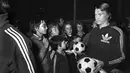 Oleg Blokhin sukses meraih penghargaan Ballon d'Or 1975 ketika dirinya membela Dynamo Kyiv. Saat itu, pemain asal Ukraina tersebut mengungguli legenda sepak bola Jerman, Franz Beckenbauer dan  legenda sepak bola Belanda, Johan Cruyff. (AFP)