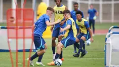 Sejumlah pesepak bola Timnas Inggris U-17 mengikuti sesi latihan di Stadion Madya, Jakarta, Selasa (21/11/2023). (Doc. LOC WCU17/BRY)