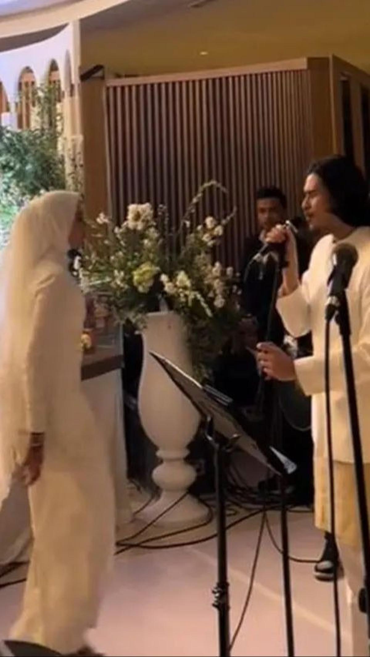 Tak hanya tamu undangan, Virzha sendiri juga menyanyikan lagu untuk istri tercintanya.