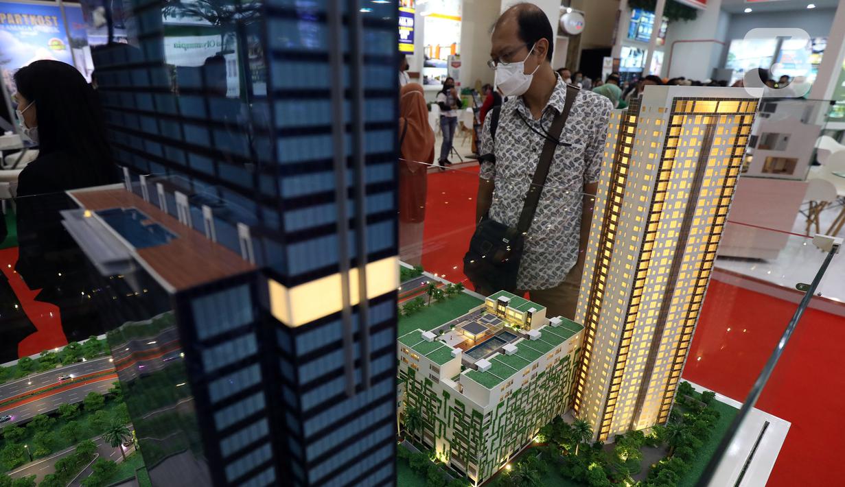 Pengunjung melihat maket hunian yang dipamerkan dalam pameran Indonesia Properti Expo di Jakarta Convention Centre, Jakarta, Minggu (15/5/2022). Tahun ini, Indonesia Property Expo atau IPEX 2022 menargetkan mayoritas konsumen dari kaum milenial dan first-home buyers dan menghadirkan lebih dari 225 proyek properti dari pengembang pilihan. (Liputan6.com/Johan Tallo)