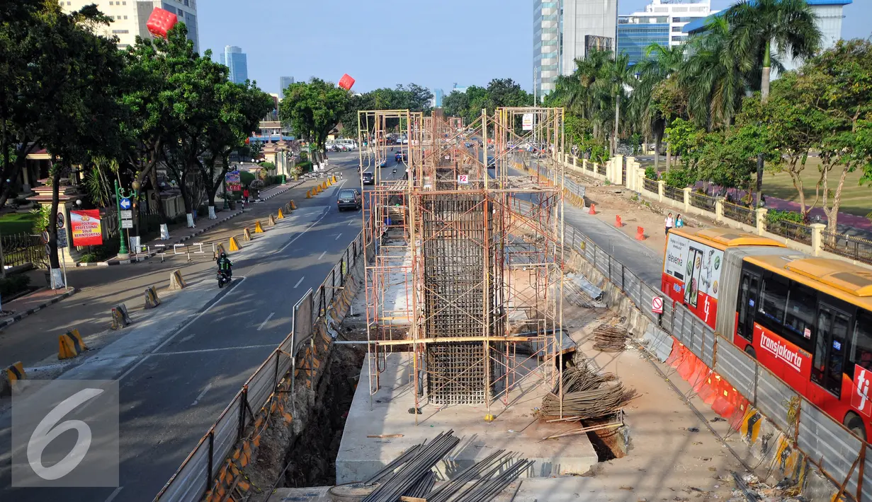 Aktifitas pembangunan jalan layang khusus bus Transjakarta paket Taman Puring terlihat sepi, Jakarta, Rabu (15/7/2015). Proyek pembangunan ini berhenti sementara selama libur Lebaran. (Liputan6.com/Yoppy Renato)